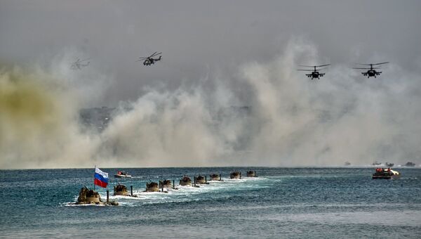 БТР 82А форсируют водную преграду и вертолеты Ка-52 Аллигатор во время генеральной репетиции парада кораблей ко Дню ВМФ в Севастополе