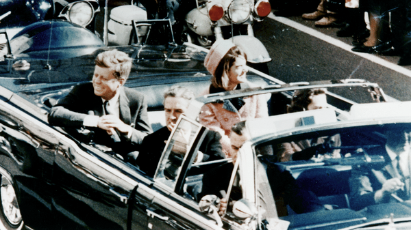 Джон Кеннеди с супругой в аэропорту Далласа, незадолго до убийства