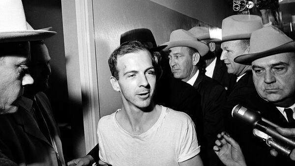 Ли Харви Освальд в полицейском участке в Далласе после допросов. 23 ноября 1963