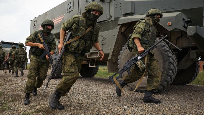 Военнослужащие во время тактических учений. Архивное фото