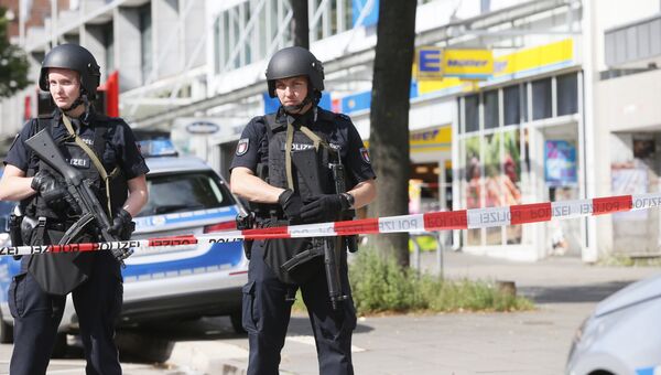 Немецкие полицейские на месте нападения в супермаркете Гамбурга