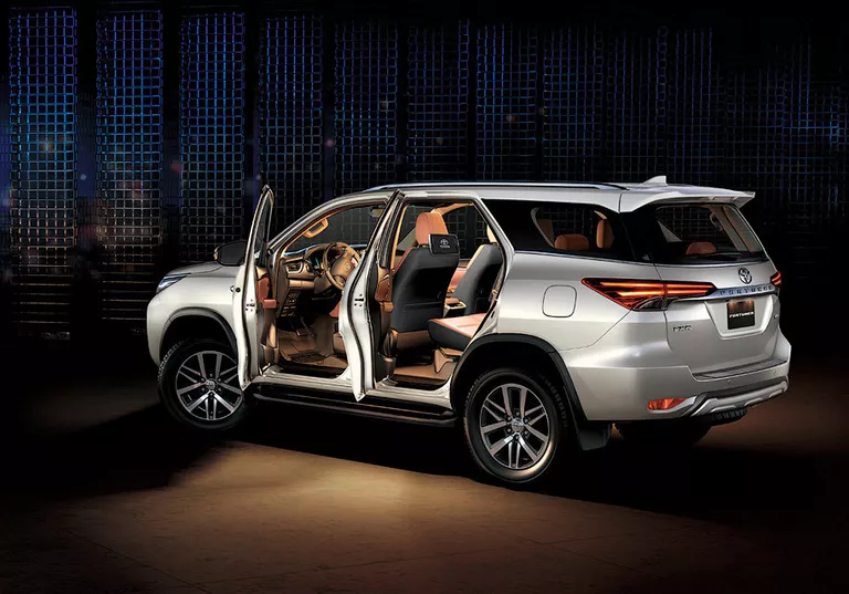 Автомобиль Toyota Fortuner Автомобиль Toyota Fortuner