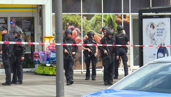 Полиция Гамбурга оцепила вход в магазин, где мужчина с ножом напал на людей