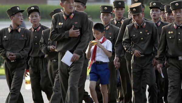 Школьник среди солдат в Пхеньяне, Северная Корея. Архивное фото