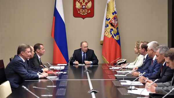 Владимир Путин проводит встречу с постоянными членами Совета безопасности РФ. 28 июля 2017
