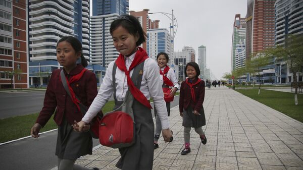 Школьницы во время прогулки в Пхеньяне, КНДР. Архивное фото