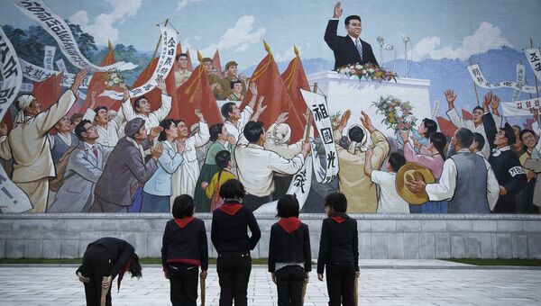 Школьники возле росписи с изображением бывшего лидера Северной Кореи Ким Ир Сена в Пхеньяне, Северная Корея