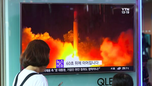 Трансляция новостей о запуске баллистической ракеты КНДР. Архивное фото