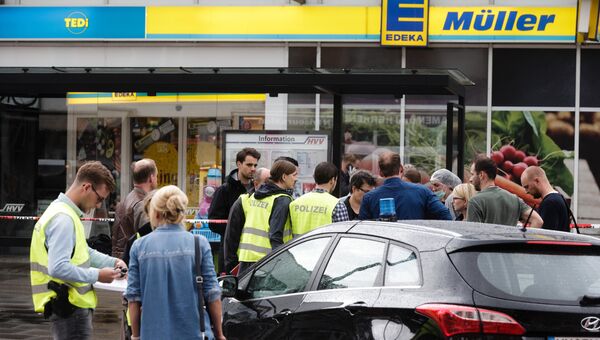 Полицейские возле супермаркета в Гамбурге, где мигрант напал с ножом. 28 июля 2017