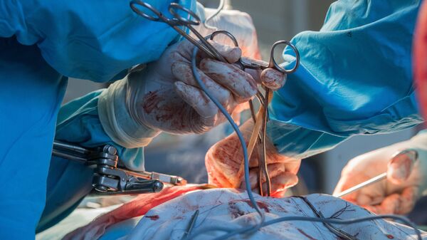 Хирурги работают в операционной. Архивное фото