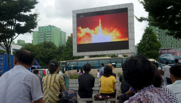 Трансляция новостей о втором запуске баллистической ракеты КНДР в Сеуле. Архивное фото