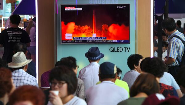 Трансляция новостей о втором запуске баллистической ракеты КНДР в Сеуле. 29 июля 2017