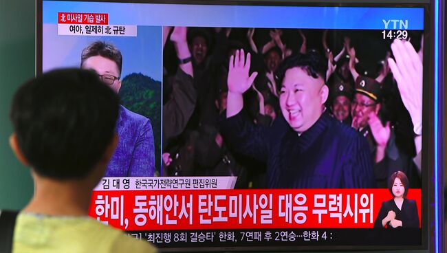 Трансляция новостей про лидера КНДР Ким Чен Ына, который рад успешным испытаниям баллистической ракеты КНДР в Сеуле. Архивное фото
