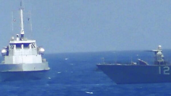 Иранское судно вплотную приблизившееся к прибрежному патрульному кораблю США USS Thunderbolt