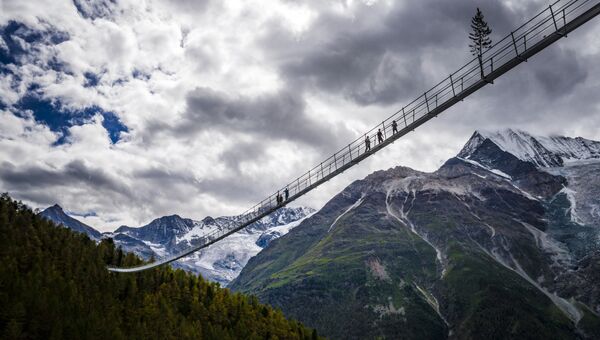 Висячий мост для пешеходов длиной почти 500 метров в швейцарском кантоне Вале
