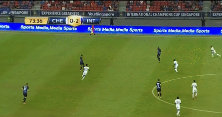 Не те ворота: игрок Интера забил автогол с центра поля в матче с Челси