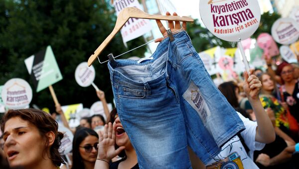 Акция протеста женщин в Стамбуле против против требований носить традиционную одежду. 29.07.2017