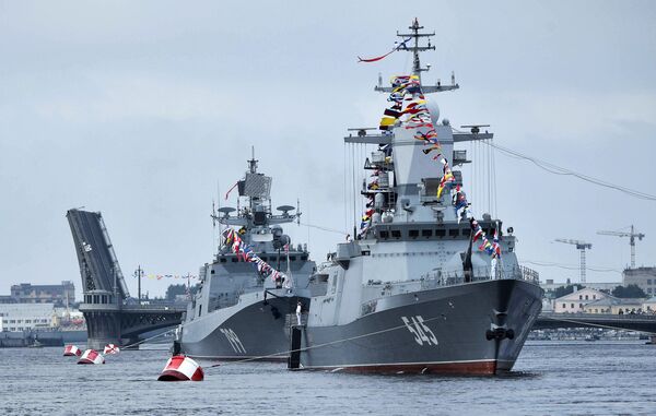 Сторожевой корабль Стойкий и десантный катер проекта 1176 Акула во время парада в честь Дня Военно-Морского Флота России в Санкт-Петербурге. 30 июля 2017 Сторожевой корабль Стойкий и десантный катер проекта 1176 Акула во время парада в честь Дня Военно-Морского Флота России в Санкт-Петербурге. 30 июля 2017