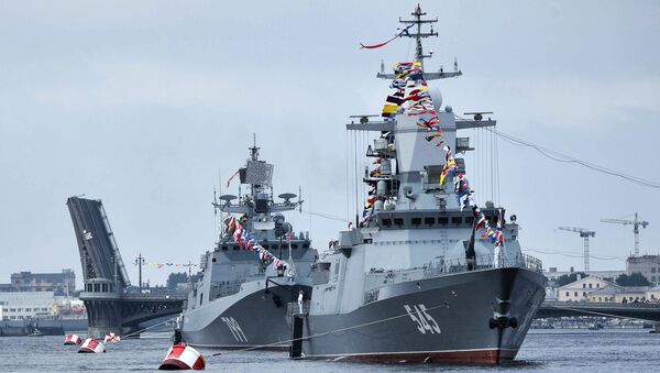 Сторожевой корабль Стойкий и десантный катер проекта 1176 Акула во время парада в честь Дня Военно-Морского Флота России в Санкт-Петербурге. 30 июля 2017