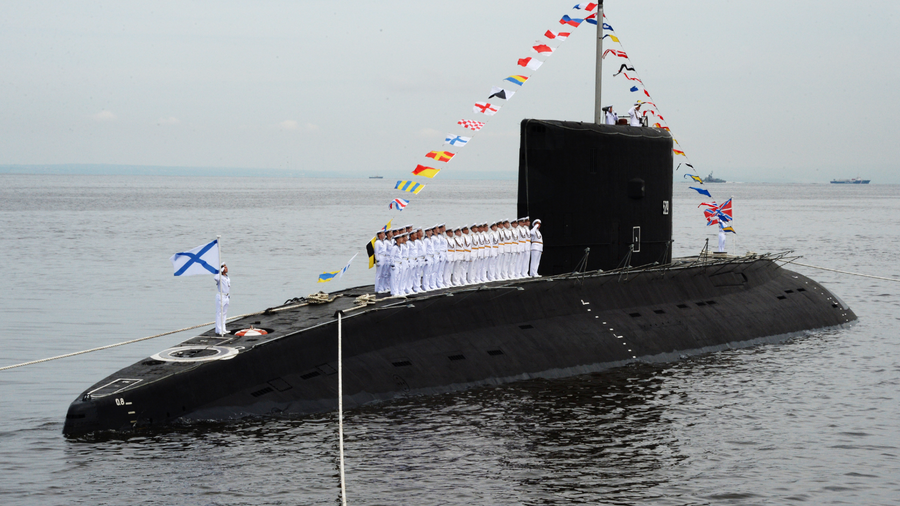 Дизельная подводная лодка класса Варшавянка во время парада кораблей, посвященного Дню Военно-морского флота России, во Владивостоке. 30 июля 2017