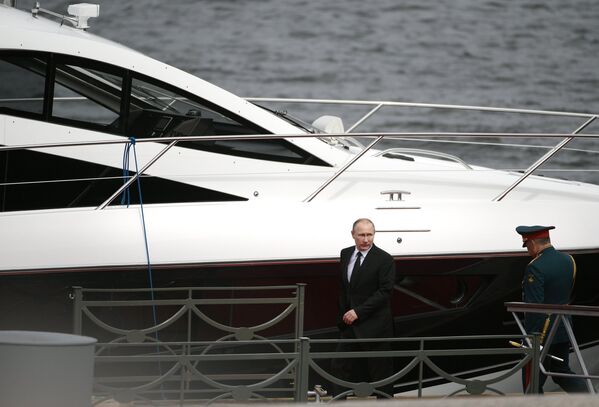 Верховный главнокомандующий РФ Владимир Путин на Адмиралтейской набережной Санкт-Петербурге перед началом парада по случаю Дня Военно-морского флота РФ. 30 июля 2017