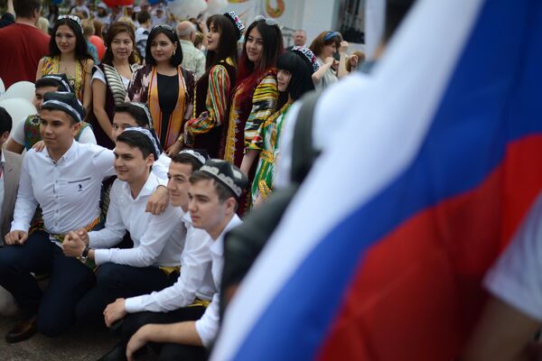 Участники музыкально-танцевальных импровизаций Парад дружбы народов в фестивальном городке на Пушкинской площади во время празднования Дня России. 12 июня 2017 Участники музыкально-танцевальных импровизаций Парад дружбы народов в фестивальном городке на Пушкинской площади во время празднования Дня России. 12 июня 2017