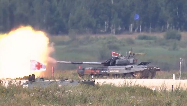 Яркие моменты первого дня АрМИ-2017: гонки танков и артиллерийские залпы