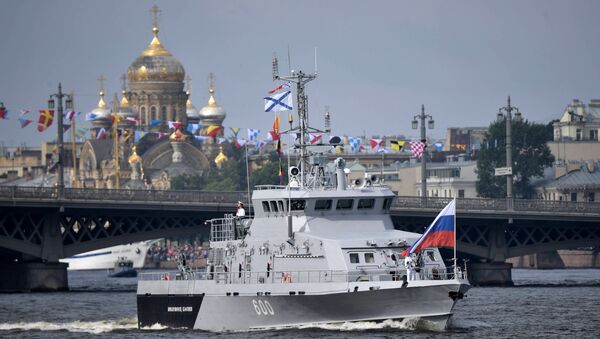 Противодиверсионный катер Юнармеец Каспия во время главного военно-морского парада в честь Дня Военно-морского флота России в Санкт-Петербурге. 30 июля 2017