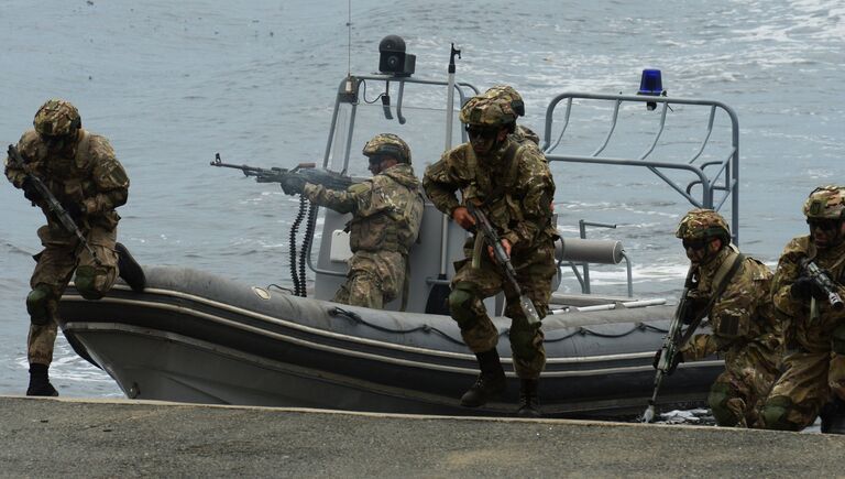 Высадка бойцов морского спецназа во время парада кораблей и военно-спортивного праздника по случаю празднования Дня Военно-морского флота России во Владивостоке. 30 июля 2017