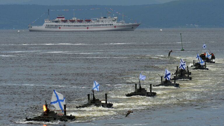 Высадка морского десанта на БТР-80 во время парада кораблей по случаю празднования Дня Военно-морского флота России во Владивостоке. 30 июля 2017