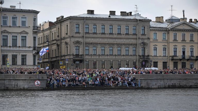 Жители и гости Санкт-Петербурга во время главного военно-морского парада в честь Дня Военно-морского флота России. 30 июля 2017