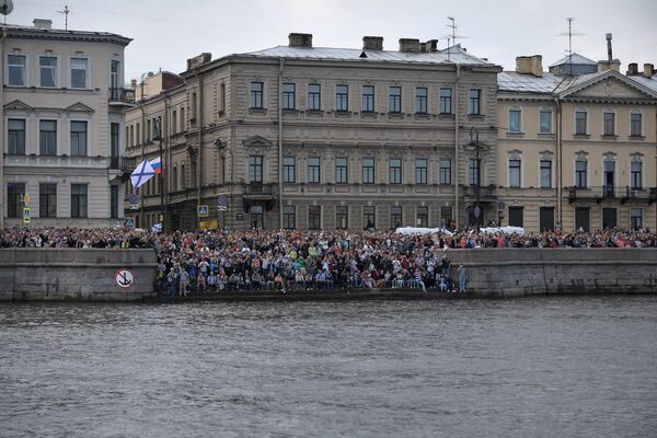 Жители и гости Санкт-Петербурга во время главного военно-морского парада в честь Дня Военно-морского флота России. 30 июля 2017