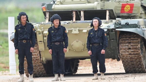 Участники индивидуальной гонки соревнований по танковому биатлону команды министерства обороны Киргизии Армейских международных Игр-2017 на подмосковном полигоне Алабино. 30 июля 2017