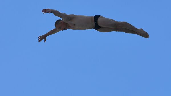 Игорь Семашко (Россия) во время полуфинальных соревнований среди мужчин в прыжках с 27-ти метровой вышки