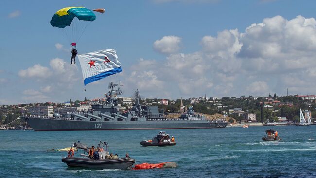 Во время военно-морского парада в честь Дня Военно-Морского Флота России в Севастополе. 30 июля 2017