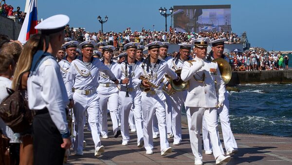 Военнослужащие во время военно-морского парада в честь празднования Дня Военно-морского флота России в Севастополе. 30 июля 2017