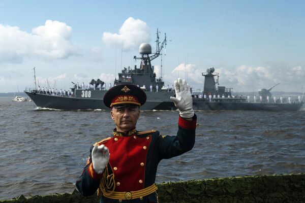 Малый противолодочный корабль — корвет Зеленодольск во время парада в честь Дня Военно-морского флота России в Кронштадте. 30 июля 2017