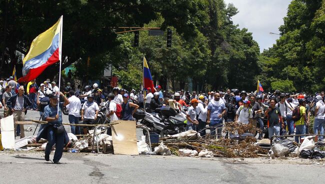 Сторонники оппозиции на баррикадах, в то время как в Каракасе проводятся  выборы в Учредительное собрание. 30 июля 2017