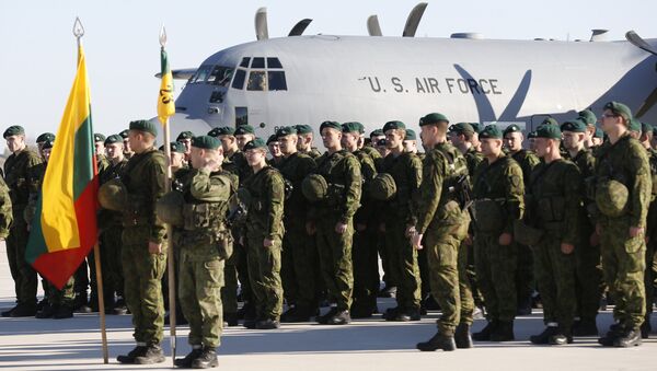 Солдаты армии США во время торжественной церемонии встречи на литовской военно-воздушной базе Шяуляй. 26 апреля 2014