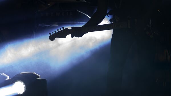 Музыкант с гитарой на сцене. Архивное фото