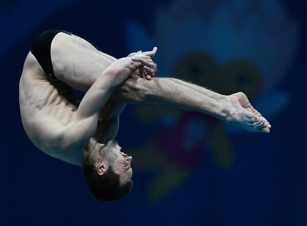 Александр Бондарь (Россия) в финальных соревнованиях по прыжкам в воду с вышки 10 м среди мужчин на XVII чемпионате мира по водным видам спорта в Будапеште