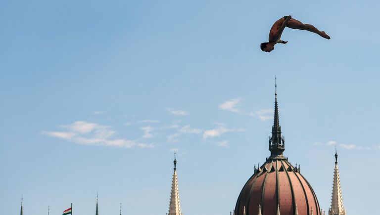 Никита Федотов (Россия) во время полуфинальных соревнований среди мужчин в прыжках с 27-ми метровой вышки на XVII чемпионате мира по водным видам спорта в Будапеште