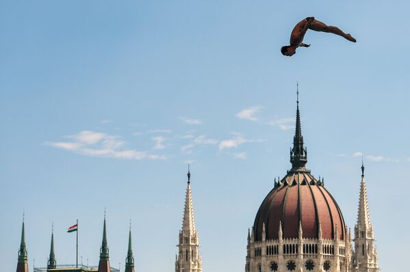 Никита Федотов (Россия) во время полуфинальных соревнований среди мужчин в прыжках с 27-ми метровой вышки на XVII чемпионате мира по водным видам спорта в Будапеште