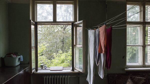 Белье сушится в комнате жилого дома в Северо-Западном административном округе города Москвы
