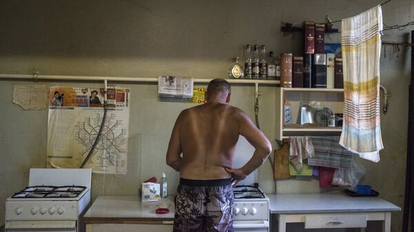 Мужчина на кухне жилого дома в Северо-Западном административном округе города Москвы
