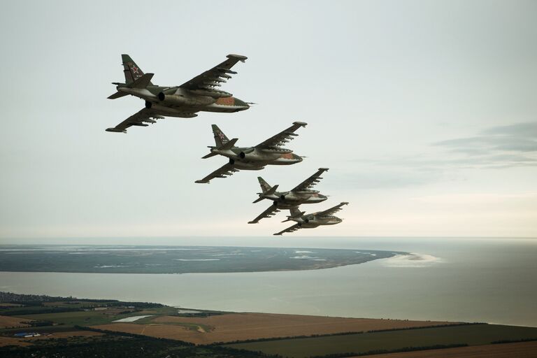 Штурмовики Су-25СМ3 во время летно-специальной подготовки экипажей штурмовиков авиационного полка Южного военного округа в Приморско-Ахтарске