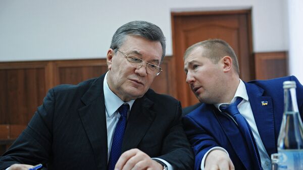 Бывший президент Украины Виктор Янукович и адвокат Виталий Сердюк во время допроса в режиме видеосвязи в Ростовском областном суде