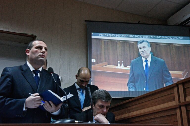 Бывший президент Украины Виктор Янукович во время видеотрансляции на экране монитора в Святошинском районном суде Киева Бывший президент Украины Виктор Янукович во время видеотрансляции на экране монитора в Святошинском районном суде Киева