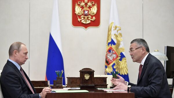 Президент РФ Владимир Путин и глава Калмыкии Алексей Орлов. 31 июля 2017