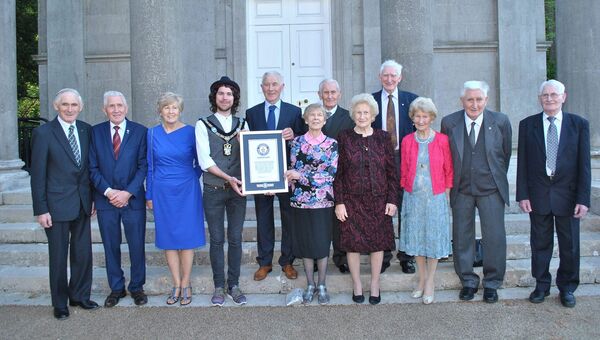 Лорд-мэр графства Арма в Северной Ирландии в окружении семьи Донелли, попавшей в книгу рекордов Гинесса